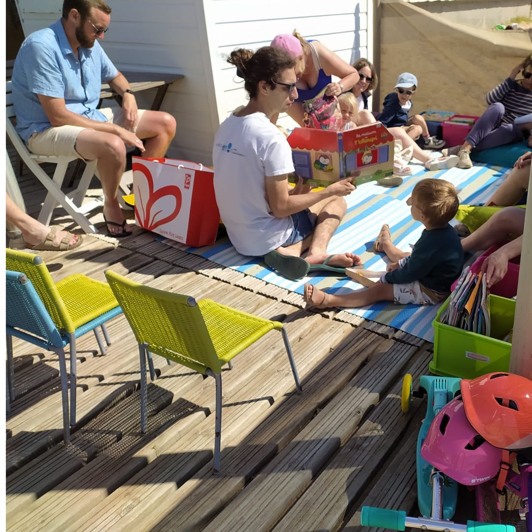 Photo prise à la bibliothèque de plage d'une heure du conte