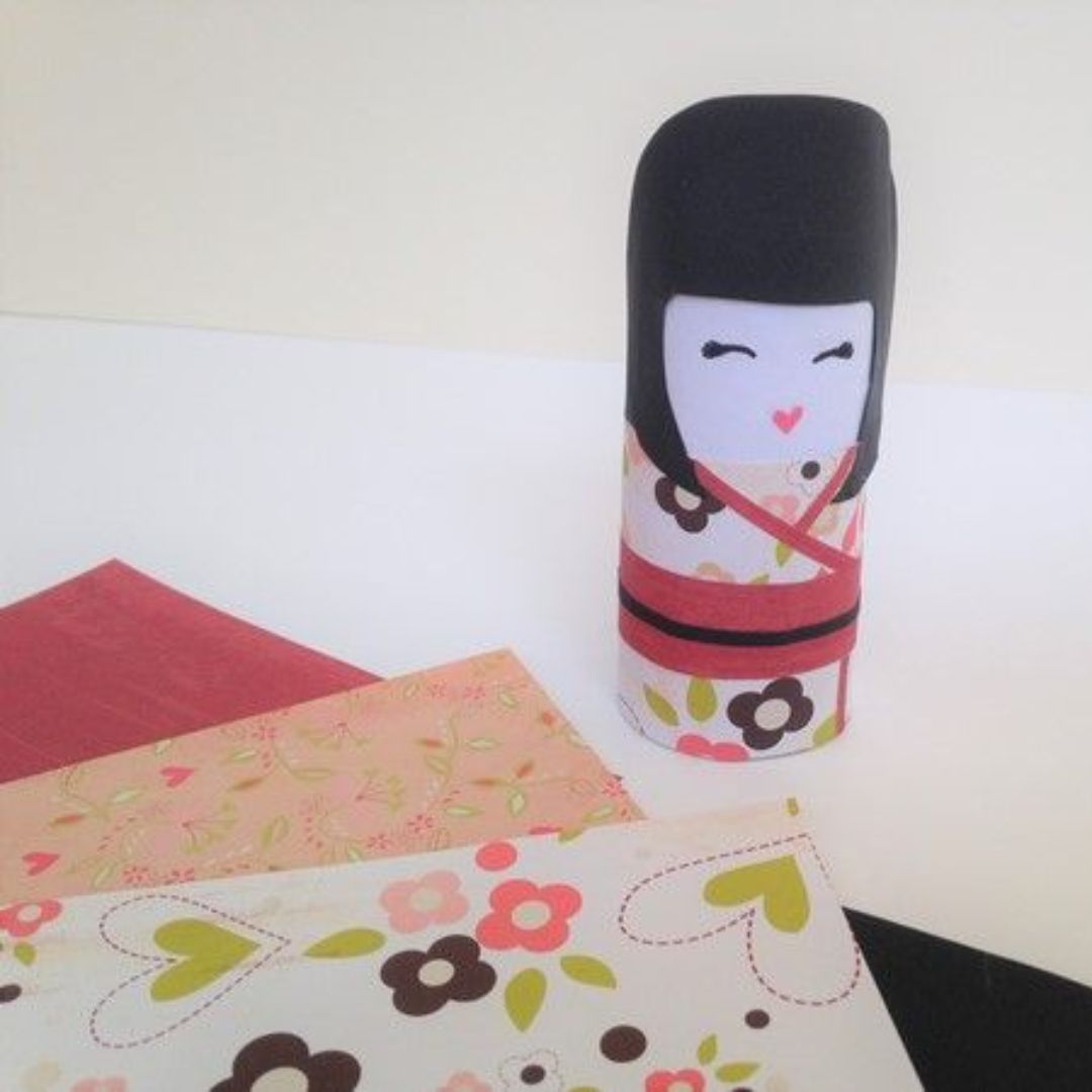 Poupée Kokeshi en papier