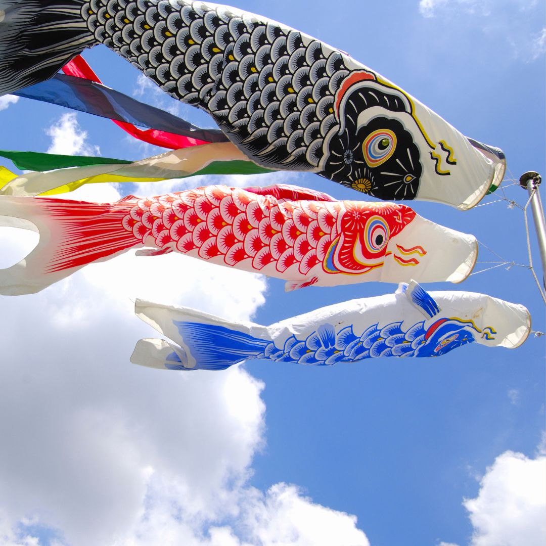 Koïnobori volant sur un fonds de ciel bleu et nuages