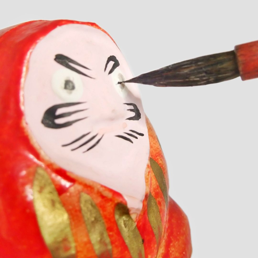 Daruma en train d'être peint