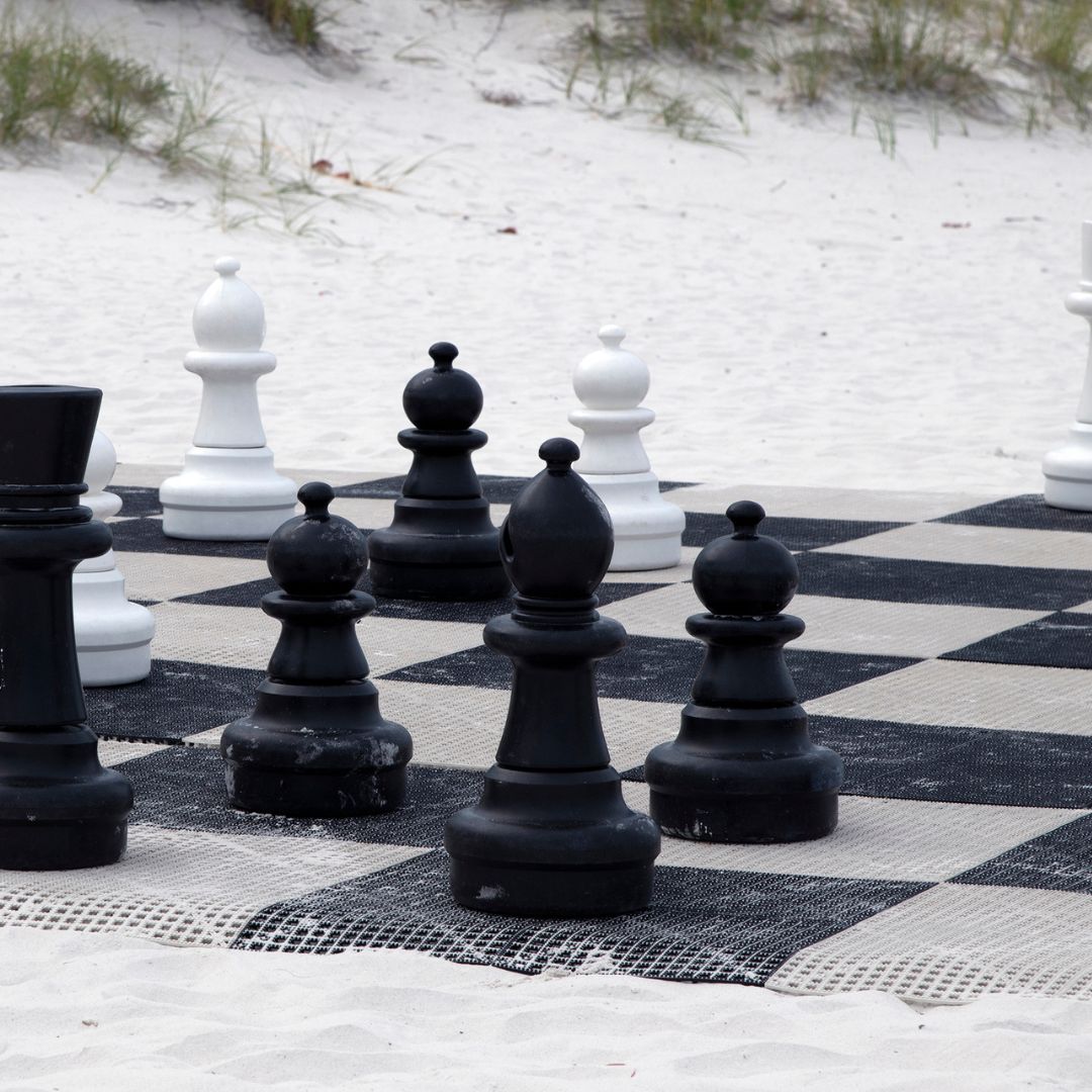 Jeu d'échecs géant sur la plage