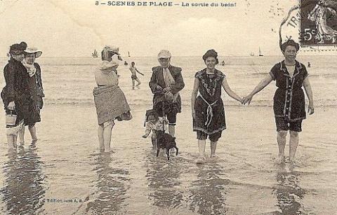 carte postale ancienne représentant des baigneurs à la plage