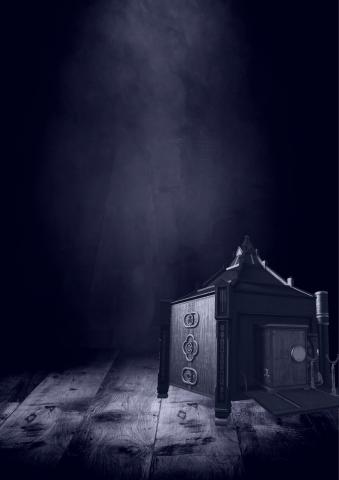 Fond noir avec une boîte extraite du jeu.