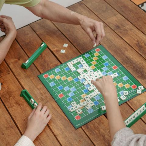 Personnes jouant au Scrabble
