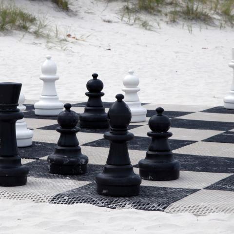 Jeu d'échecs géant sur la plage