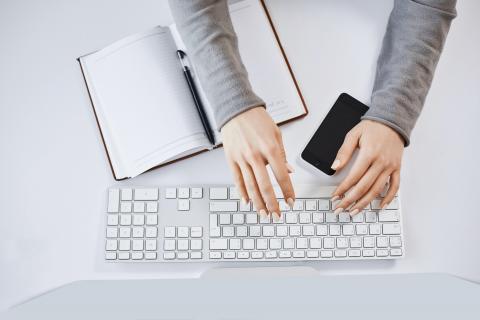 mains sur un clavier d'ordinateur